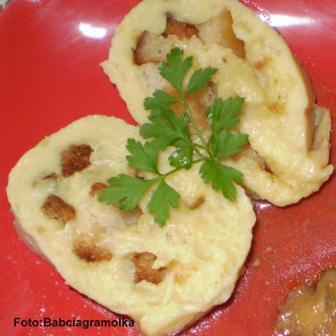Knedel ziemniaczany z grzankami.Przepisy na : http://www.kulinaria.foody.pl/ , http://www.kuron.com.pl/ i http://kulinaria.uwrocie.info #knedel #ziemniaki #grzanki #DodatkiDoIIDań #obiad #DrugieDanie #jedzenie #kulinaria #gotowanie