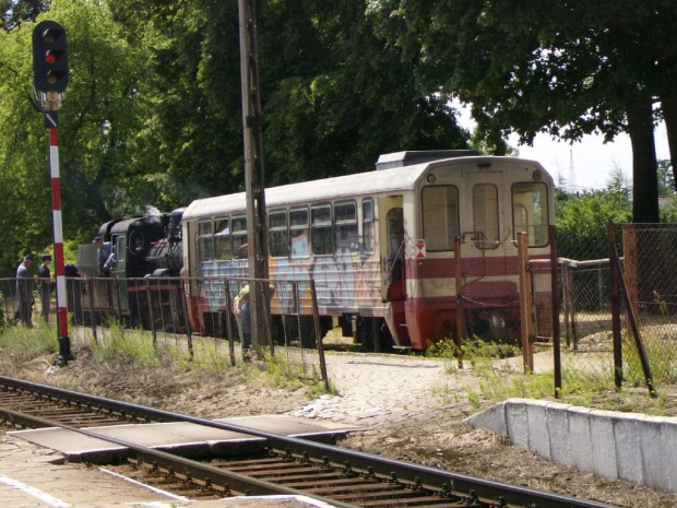 widok z peronu normalnotorowego na pociąg wąskotorowy. 26 czerwca 2008 r. #ŚKD