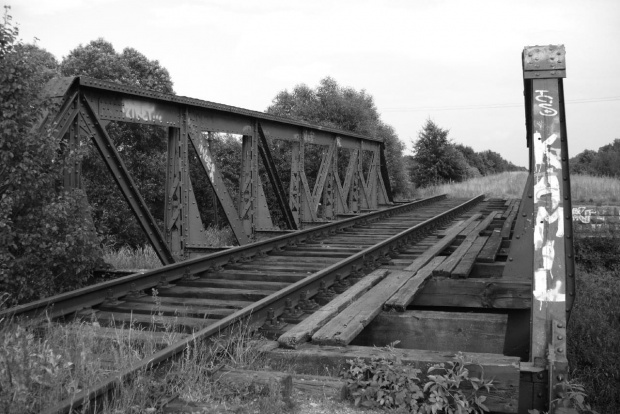 Stary, nieużywany most kolejowy #most #widok #czerń #opuszczone