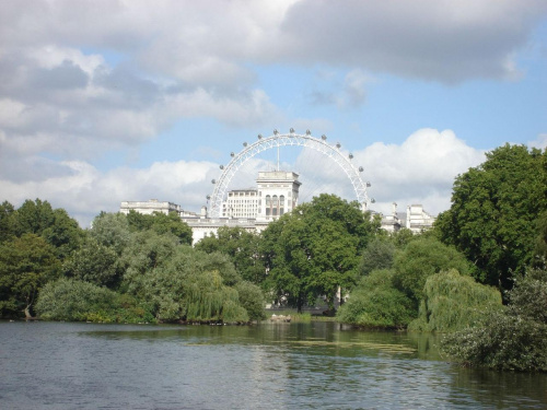 Widok na londynskie oczko:) #Niebo #chmurki #jeziorko #park #LondonEye #roślinki