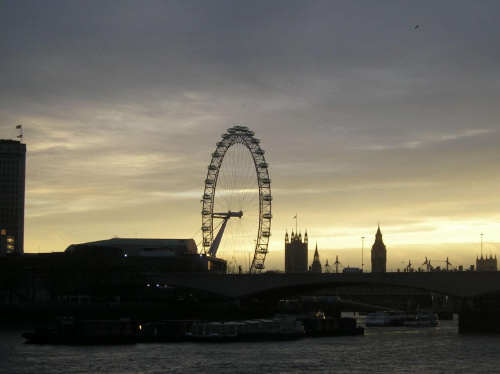 zachod slonca nad Tamiza... naprawde warty zobaczenia widok:) #BigBen #chmurki #LondonEye #Londyn #Niebo #Tamiza #ZachódSłońca #Parlament
