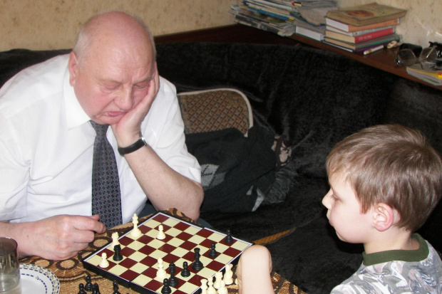 Daniel z pradziadkiem gra w szachy