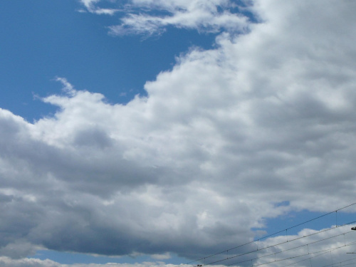 Wystarczy spojrzeć troszkę wyżej niż na czubek własnego nosa #niebo #chmury #przyroda #pola #parzniewskie
