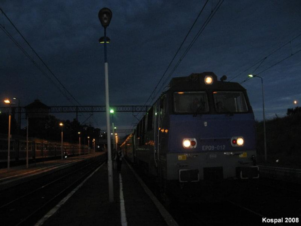 07.07.2008 EP09-012 z pociągiem EC z Warszawy Wsch do Berlina, podczas postoju w Kostrzynie w celu zmiany kierunku jazdy i loka. #EP09 #kolej #PKP