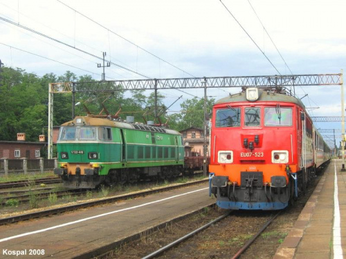 12.07.2008 (Czerwieńsk) Po prawej EU07-523 z Bachusem z Zielonej Góry do Gdyni Gł, po lewej zaś ET22-610 z pociągiem towarowym z Niemiec. #ET22 #EU07 #Bachus #kolej #Gdynia #ZielonaGóra