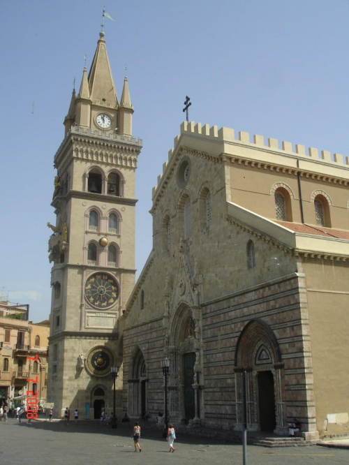 Mesyna - katedra romańska z największym na świecie mechanizmem zegarowym. Zniszczona przez trzęsienie ziemi i odrestaurowana