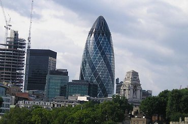 Widok na nowe miasto #NoweMiasto #Londyn #Tamiza #statek #TowerOfLondon #Niebo #chmurki