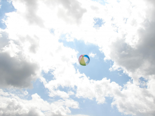 piłka w locie #natura #niebo #piłka #chmury