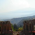 ruiny teatru grckiego - widok na Etnę