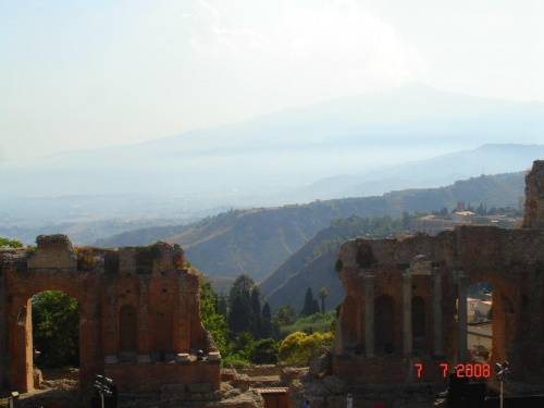 ruiny teatru grckiego - widok na Etnę