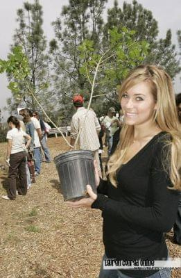 EMA and E! Entertainment Television Tree Planting Event-events kwiecień 2007