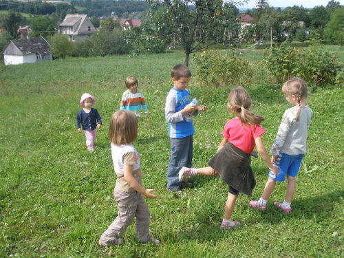 na łące z Anią, Franiem, Asią i Zuzią