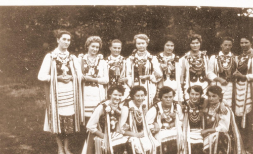 Zdjęcie husowskich panienek w strojach krakowskich. Niektóre z nich są z mojej klasy, niektóre młodsze. Była to grupa naszych koleżanek która w czasie kościelnych procesji niosła chorągwie i obrazy .Był to kwiat husowskich panienek. Rok ok. 1959