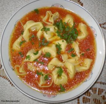 Pomidorowa z pierożkami Tortelini .Przepisy na : http://www.kulinaria.foody.pl/ , http://www.kuron.com.pl/ i http://kulinaria.uwrocie.info #zupy #pierożki #Tortelini #obiad #jrdzenie #kulinaria #gotowanie #PrzepisyKulinaria