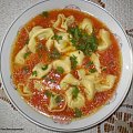 Pomidorowa z pierożkami Tortelini .Przepisy na : http://www.kulinaria.foody.pl/ , http://www.kuron.com.pl/ i http://kulinaria.uwrocie.info #zupy #pierożki #Tortelini #obiad #jrdzenie #kulinaria #gotowanie #PrzepisyKulinaria