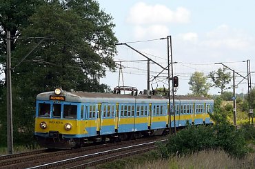 EN57-1825 jako pociąg osobowy z Łodzi do Poznania zbliża się do Ostrowa. 21.08.08r. #kibel #klozet #klop #ezt #jednostka #en57