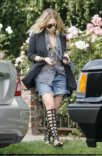 MK leaving a friends house in Hollywood-paprazzi lipiec 2008