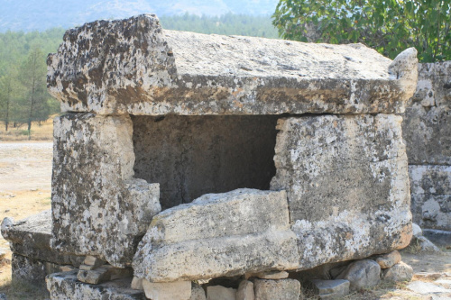 Hierapolis, Nekropola północna - chorzy tak licznie przybywający do leczniczych źródeł Pamukkale nie zawsze wracali do domów po odbytej kuracji... Jeden z największych cmentarzy Anatolii