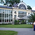 Agata przed Nową Pomarańczarnią w Łazienkach Królewskich, zadaszonym ogrodem roślin tropikalnych zbudowanym w 1860 roku, w jej północnej części urządzono stylową restaurację "Belvedere". #wakacje #urlop #podróże #zwiedzanie