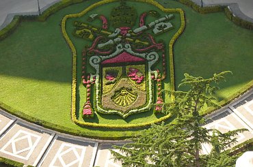 Widok z Kopuły Bazyliki na ogrody watykańskie - specjalna trawa i herb papieski #Watykan