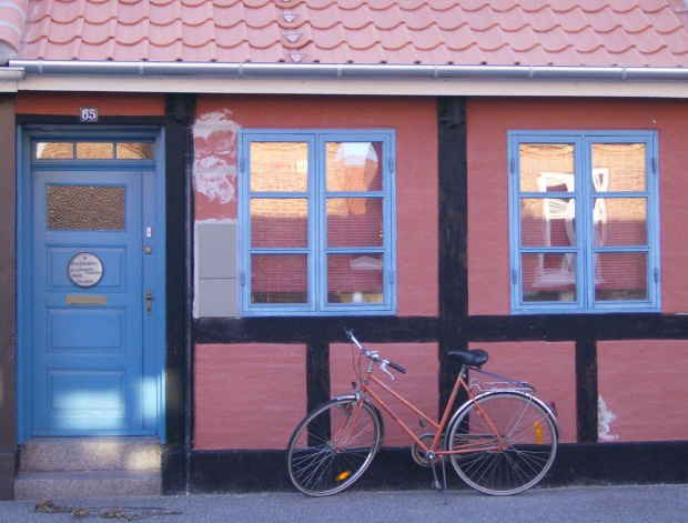 Jeden z wielu kolorowych i zadbanych domów w Nexo. Przy nim rower - podstawowy środek lokomocji na wyspie.