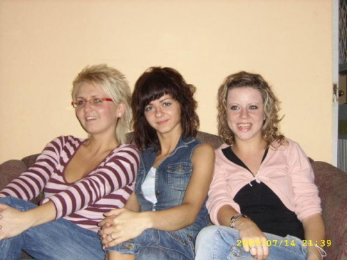 Trzy piękne i ...skromne dziewczęta :)
