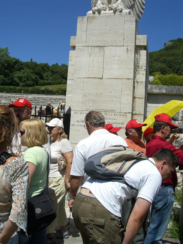 Cmentarz na Monte Cassino - "PRZECHODNIU, POWIEDZ POLSCE, ŻEŚMY POLEGLI WIERNI JEJ SŁUŻBIE" #CmentarzNaMonteCassino