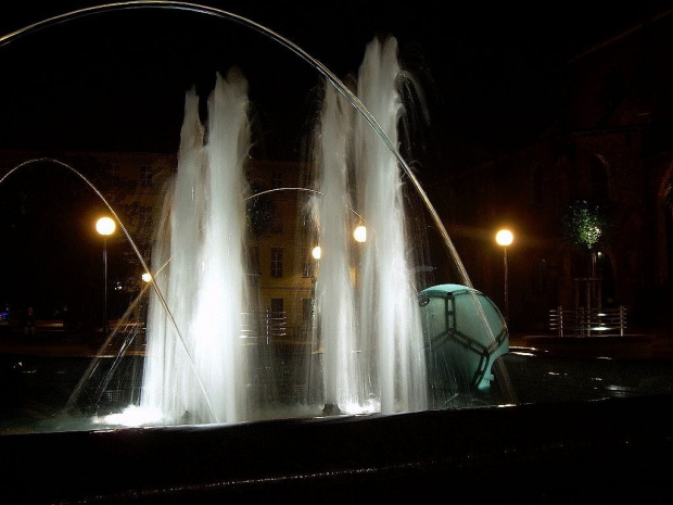 chociaż i bez Nicona d800 daje se radę :D #wrocław #noc #rynek #fontanna