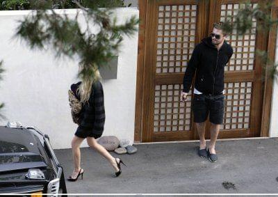 MK leaving a Malibu house party-paparazzi czerwiec 2007