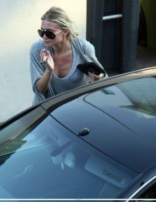 Ashley leaving her car-paparazzi czerwiec 2007