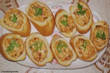 Bagietka zapiekana z serkiem i suszonymi pomidorami. #grzanki #zapiekanki #bagietka #śniadanie #kolacja #przekąski #ser #SuszonePomidory #kulinaria #jedzenie #gotowanie