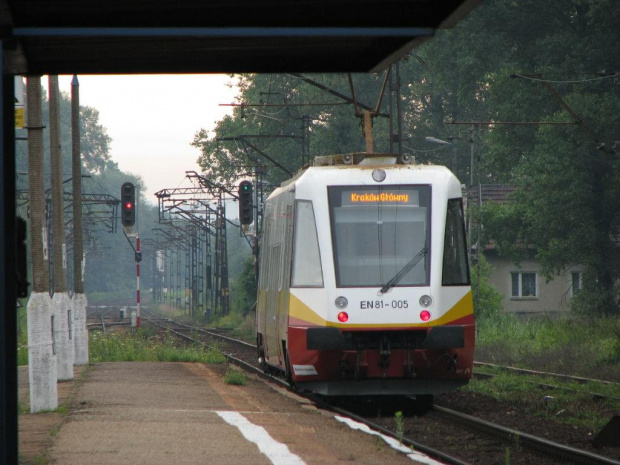 Ostatni odcinek do Rudawy to dojazd autobusem szynowym. Bardzo cichy środek lokomocji i komfortowy nie licząc tłoku. Bujało szynobusem na nierównym torowisku jak na statku.