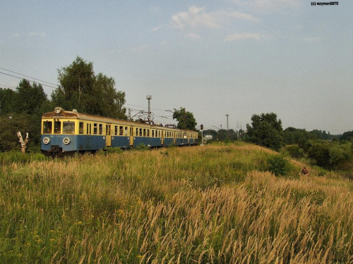 EN75-1687 z pociągiem osobowym do gliwic z Kedzierzyna Koźla przed przystankiem w Łabędach 19-07-2007 #PKP #kolej