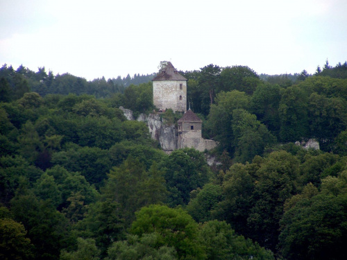 Resztki zamku Ojcowskiego w oddali