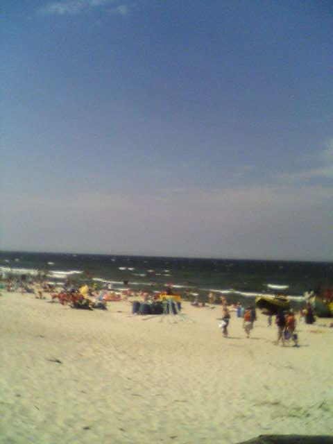 Zaludniająca się plaża z cieplusim piaskiem :D około 10:30 :D #Morze