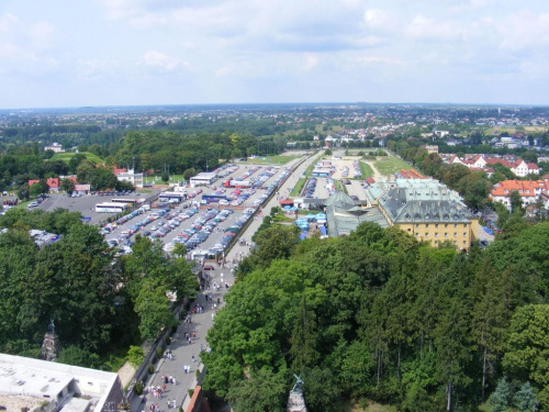 widok z wierzy na parking