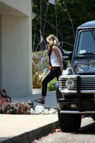 Ashley leaving her house in Mailbu-paparazzi lipiec 2007