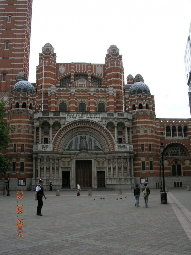 Westminster Cathedral...w srodku(nie mozna bylo robic zdjec) przepiekne mozaiki na suficie i niektorych scianach-o innych rzeczach juz nie wspomne!!!