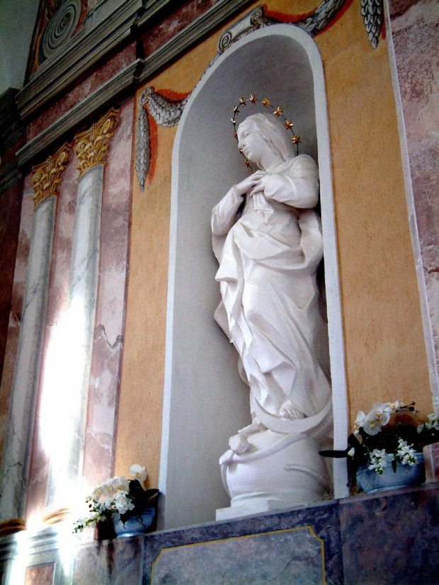 Figura Matki Bożej Niepokalanie Poczętej zwana również Białą Panią lub Matką Bożą Brzemienną.Jest to dzieło dłuta nieznanego artysty. Istnieje kilka wersji o jej początkach; #Wilno #kościoły