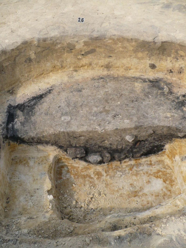Zdjęcia z wykopalisk archeologicznych w miejscowości Staw koło Wielunia. Pozostałości po piecach