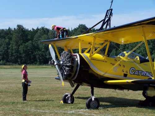 Szwedzka Grupa Akrobacyjna Scandinavian Airshow prezentuje publiczności wyjątkowe widowisko lotnicze o nazwie wingwalking.