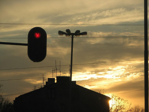 czerwone światło zachodowi ;) #Łódź #Lodz #zachód #niebo #słońce