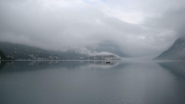 Mgieła nad Oddańskim (?) jeziorem #Norwegia