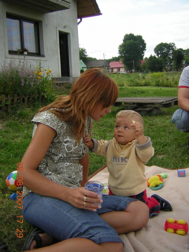 Karolek karmi Mamusię -sama słodycz :)