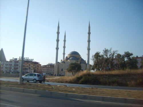 Meczet w Manavgat z 3 minaretami. Tylko w miastach są tak bogate meczety #architektura #Turcja #wakacje