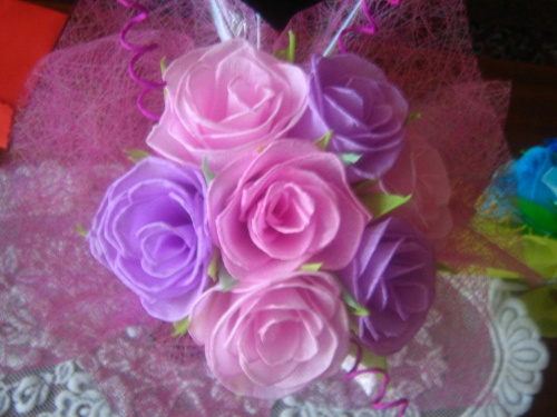 bukiet urodzinowy z 7 róż (2 odcienie różu + fiolet) #bukiet #KwiatyZBibuły #handmade