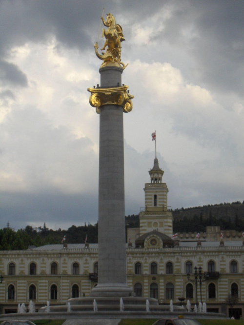 Złoty pomnik świętego Giorgija, który jest patronem Gruzji. W oddali budynek urzędu miasta ;]