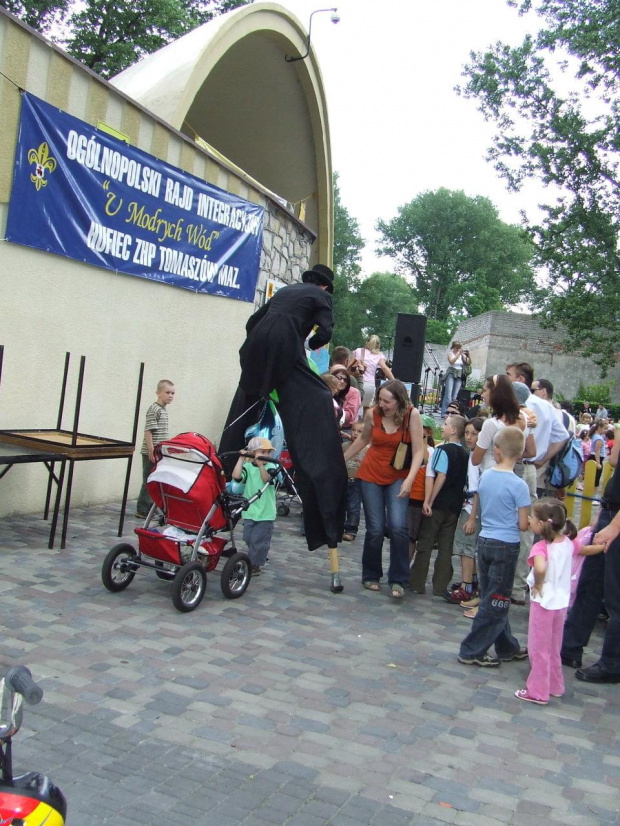 24 VI- Trzeci dzień imprezy Tomaszowskiej- popołudniowy festyn rodzinny w Parku Miejskim. Mario na szczęście miał dłuuugie nogi :) #DniTomaszowa