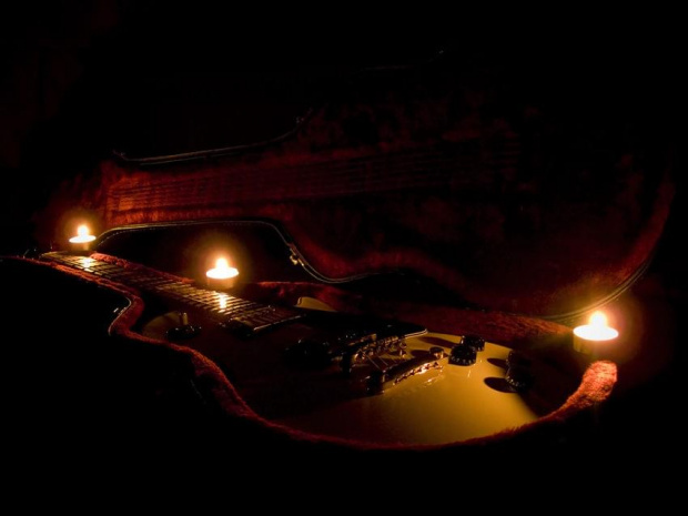 Niech spoczywa w spokoju... #gitara #świece #świeczki #futerał