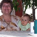 Kamil ogląda bajki u babci na kolanach